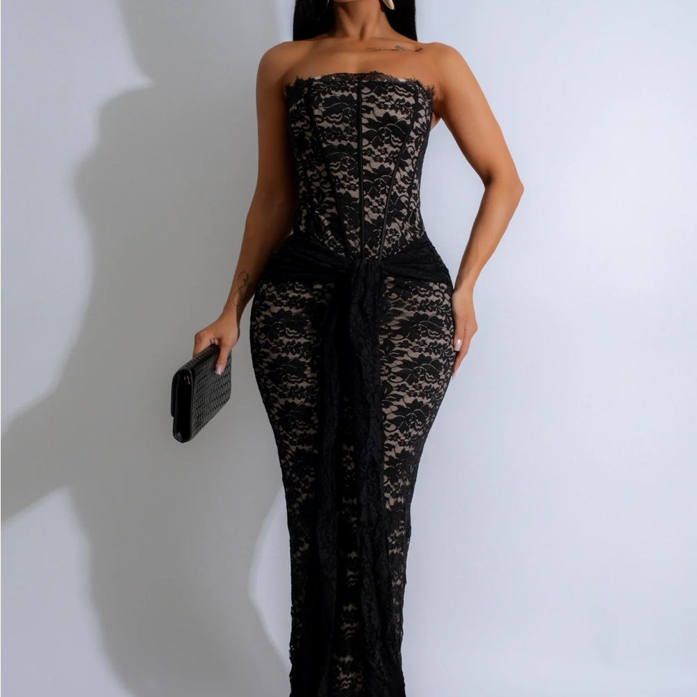 Elegant Black Lace Strapless Gown